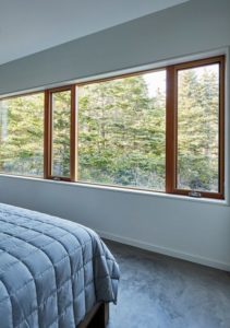 Chambre et grande baie vitrée - Lockeport-Beach-House par Nova Tayona Architects - Nouvelle-Ecosse, Canada © Janet Kimber