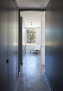 Couloir - Lockeport-Beach-House par Nova Tayona Architects - Nouvelle-Ecosse, Canada © Janet Kimber