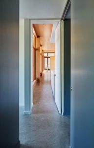 Couloir accès cuisine - Lockeport-Beach-House par Nova Tayona Architects - Nouvelle-Ecosse, Canada © Janet Kimber