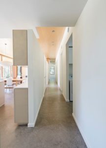 Couloir accès salle séjour et cuisine - Lockeport-Beach-House par Nova Tayona Architects - Nouvelle-Ecosse, Canada © Janet Kimber