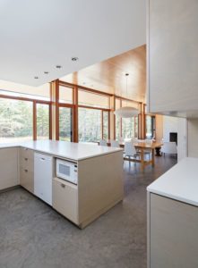 Cuisine et salle séjour - Lockeport-Beach-House par Nova Tayona Architects - Nouvelle-Ecosse, Canada © Janet Kimber