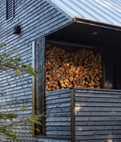 Emplacement stockage bois - Lockeport-Beach-House par Nova Tayona Architects - Nouvelle-Ecosse, Canada © Janet Kimber