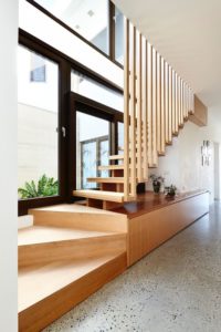 Escalier bois accès étage - Hemp House par Steffen Welsch - Melbourne, Australie © Rhiannon Slatter