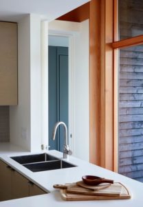 Lavabo - Lockeport-Beach-House par Nova Tayona Architects - Nouvelle-Ecosse, Canada © Janet Kimber