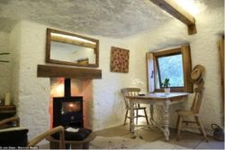 Mini salle séjour avec petite fenêtre vitrée - the Rockhouse par Angelo Mastropietro - Worcestershire, Angleterre