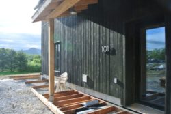 Mise en place terrasse bois - Springhouse par Sarah Cobb - William Murray - Abercorn, Quebec