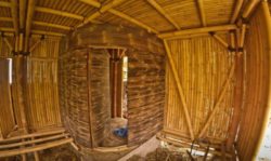 Phase de construction intérieure en bambou - Hideout par Jarmil Lhotak - Alena Fibichova - Bali, Indonesie © Fibichova