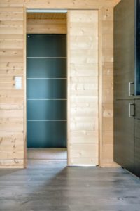 Porte bois coulissante accès salle de bains - Pyramid-House par VOID-Architecture - Sysma, Finlande © Timo Laaksonen