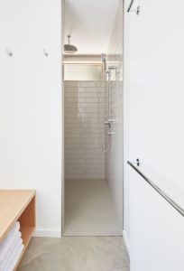 Salle de bains - Lockeport-Beach-House par Nova Tayona Architects - Nouvelle-Ecosse, Canada © Janet Kimber