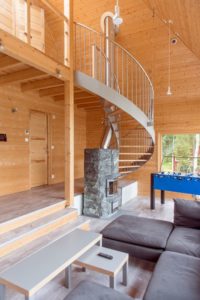 Salon et cheminée bois - Pyramid-House par VOID-Architecture - Sysma, Finlande © Timo Laaksonen