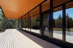 Terrasse bois - Lockeport-Beach-House par Nova Tayona Architects - Nouvelle-Ecosse, Canada © Janet Kimber