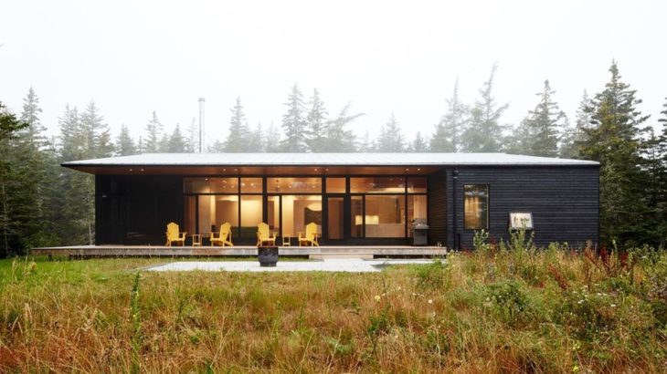 Une- Lockeport-Beach-House par Nova Tayona Architects - Nouvelle-Ecosse, Canada © Janet Kimber