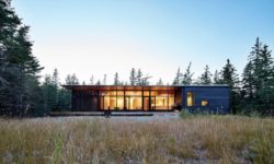 Vue d'ensemble illuminée - Lockeport-Beach-House par Nova Tayona Architects - Nouvelle-Ecosse, Canada © Janet Kimber