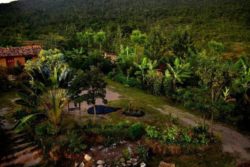 Vue panoramique jardin et paysage - House-Ibicoara par Auwaearth - Ibicoara, Bresil © Auwaearth