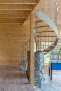 escalier elliptique - Pyramid-House par VOID-Architecture - Sysma, Finlande © Timo Laaksonen