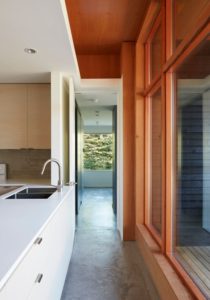 lavabo et couloir - Lockeport-Beach-House par Nova Tayona Architects - Nouvelle-Ecosse, Canada © Janet Kimber