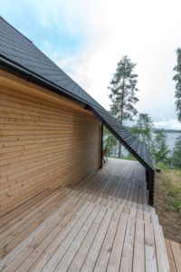 terrasse et extension toiture pyramidale - Pyramid-House par VOID-Architecture - Sysma, Finlande © Timo Laaksonen