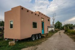 Adobe Style Tiny House par Mitchcraft Tiny Homes - Usa