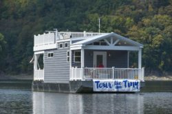 Harbor Cottage Tiny Houseboat - Usa