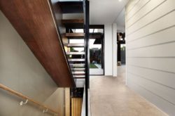 Couloir accès escalier bois - Church-Built par Bagnato Architects - Melbourne, Australie © Axiom