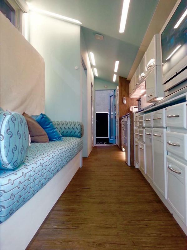 Couloir, rangement meubles et cuisine - Lodge-Tiny-House par Tracey Powell, USA © Tracey Powell
