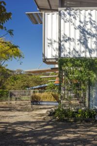 Cour - Franceschi-Container par DAO, Re Arquitectura - Santa Ana, Costa Rica © Adam Baker