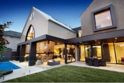 Cour gazonnée et salon terrasse design - Church-Built par Bagnato Architects - Melbourne, Australie © Axiom