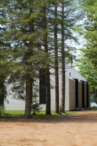 Cour intérieure et arbres - fenetre-lac par YH2 - Quebec, Canada © Francis Pelletier