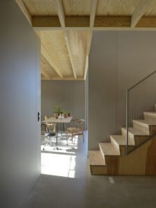 Salle séjour et escalier accès second étage - House-Drummer par Bornstein Lyckefors - Karna, Suede © Mikael Olsson