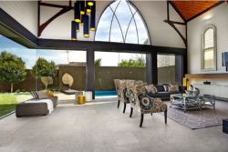 Salon rez de chaussée et vue piscine - Church-Built par Bagnato Architects - Melbourne, Australie © Axiom