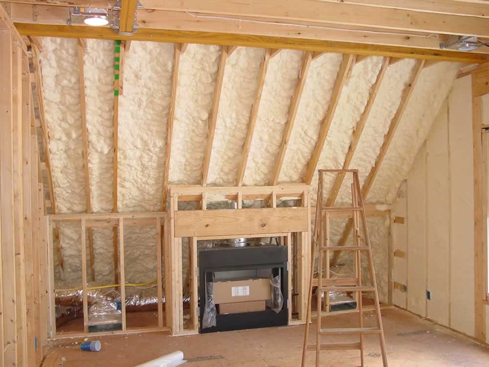 Comment isoler un mur ou un plafond avec de la Mousse polyuréthane projetée  - Blog - Brico-travo