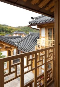 Balcon bois et vue cour intérieure - Su-o-jae par studio-GAON - Jingwan-dong, Coree du Sud © Youngchae Park
