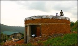 Crépissage structure sacs de sable - chalet-eartbag - Ghana © migratingculture