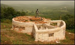 Début charpente - chalet-eartbag - Ghana © migratingculture