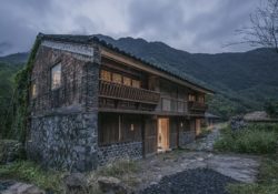 Façade principale illuminée - Springstream-House par WEI architects - Fuding, Chine © Weiqi Jin