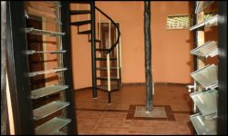 Fenêtres vitrées et escalier accès deuxième niveau - chalet-eartbag - Ghana © migratingculture
