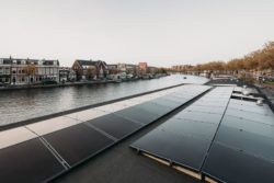 Panneaux solaires toit - Haarlem-Shuffle par vanOmmeren-architecten - Haarlem, Pays-Bas © Eva Bloem
