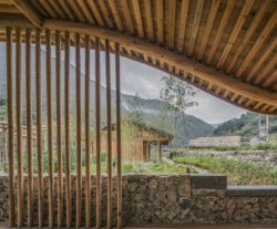 Plafond courbe avec bois local - Springstream-House par WEI architects - Fuding, Chine © Weiqi Jin