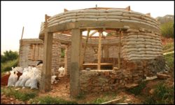 Poteaux en béton et ouvertures - chalet-eartbag - Ghana © migratingculture