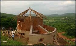 Poutres bois charpente toiture - chalet-eartbag - Ghana © migratingculture