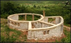 Poutres et poteaux en béton - chalet-eartbag - Ghana © migratingculture