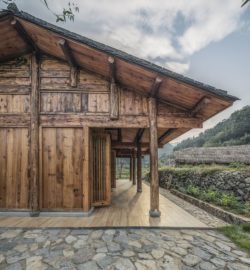 Terrasse bois lambris et cour pvé pierres - Springstream-House par WEI architects - Fuding, Chine © Weiqi Jin