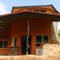 Une - chalet-eartbag - Ghana © migratingculture