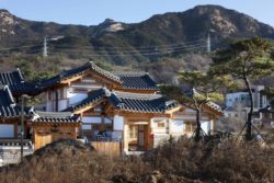 Vue panoramique site et montagne - Su-o-jae par studio-GAON - Jingwan-dong, Coree du Sud © Youngchae Park