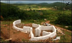 Vue panoramique structure sacs de sable - chalet-eartbag - Ghana © migratingculture
