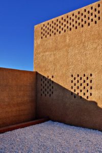 Cour avec graviers et enduit terre sable sur mur - Through Gardens House par BAM Architects - Parvaneh, Iran