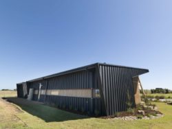 Façade avec matériaux à faible bilan carbone - Core 9 par Beaumont Concepts - Cape Paterson, Australie © Warren Reed