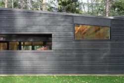Façade bois et ouverture vitrée - Courtyard-House par Robert Hutchison Architecture - Seattle, USA © Mark Woods
