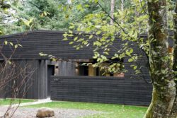 Façade bois sombre - Courtyard-House par Robert Hutchison Architecture - Seattle, USA © Mark Woods