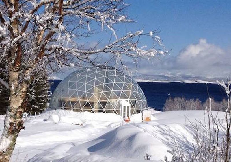 Façade principale hiver Nature-House par Solardome - Sandhornoya, Norvege